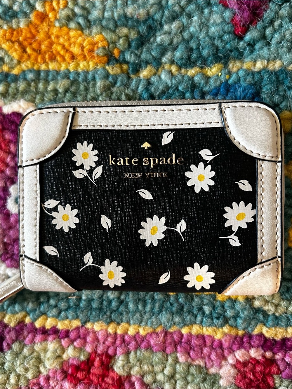 KATE SPADE | small black and white retro daisy print zip up cardholder wallet